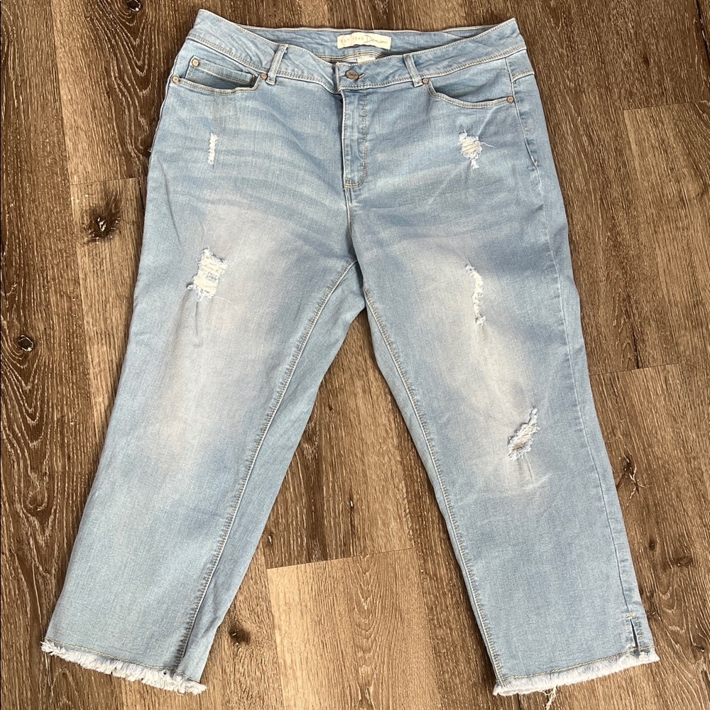 Casual Light Blue Distressed Cropped Jeans
